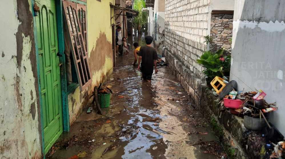 Banjir Rob Terjang Kawasan Pesisir Tuban, Rumah Warga Tergenang