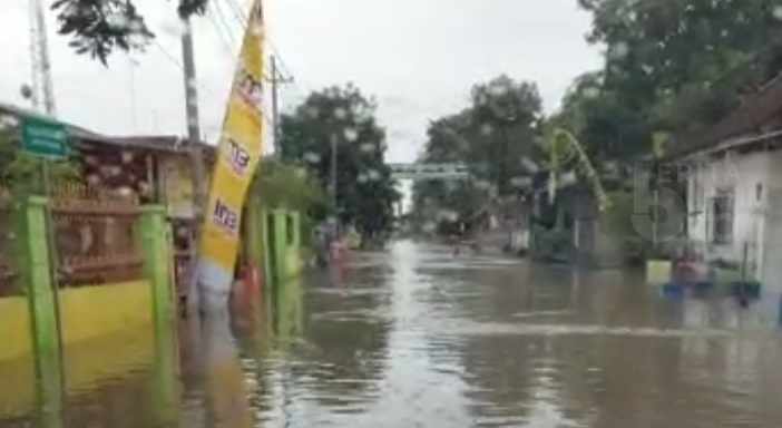 Diguyur Hujan Deras, Jalan Raya Gending Probolinggo Terendam