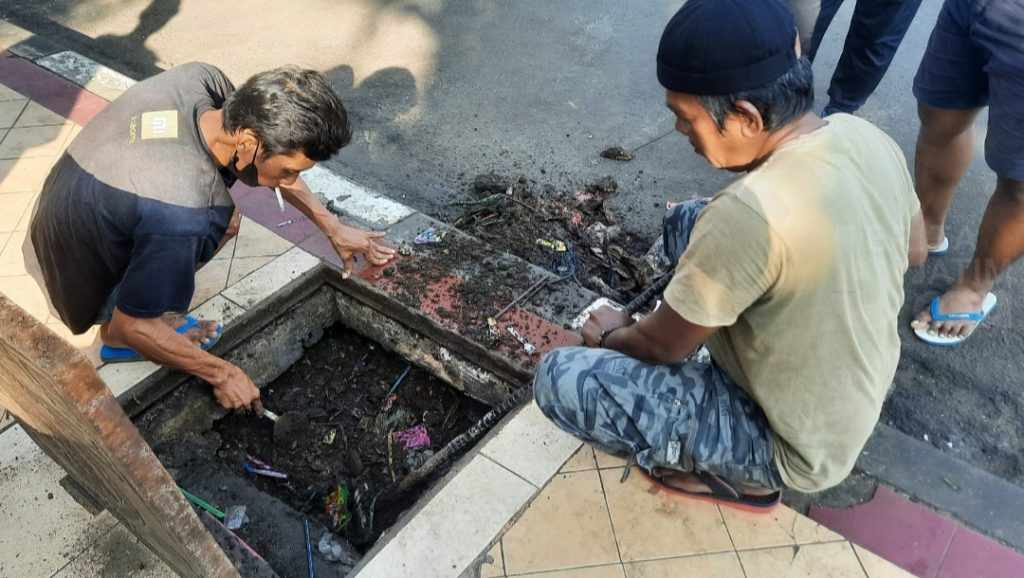 Mampet dan Tertutup Lumpur, PKL Gotong Royong Bersihkan Drainase Alun-alun Kota Tuban