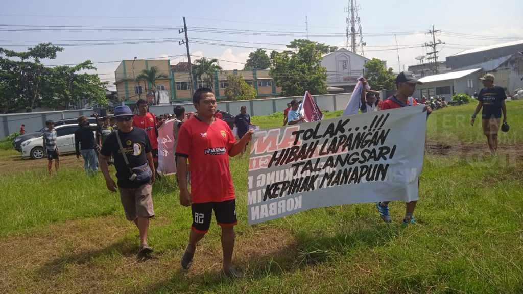 Warga Demo Tolak Lapangan Talangsari Dihibahkan ke BPN Jember