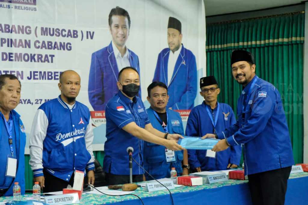 Try Sandi (kopiah hitam sisi kanan)