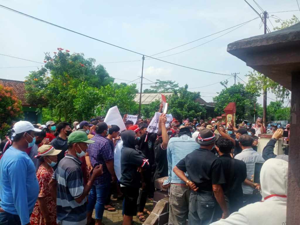 Polemik Dugaan Asusila Oknum Perangkat, Ratusan Warga Kepung Kantor Desa di Kediri