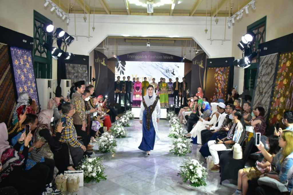 Istri Bupati Trenggalek Sulap Batik Khas Jadi Busana Bergaya Belanda