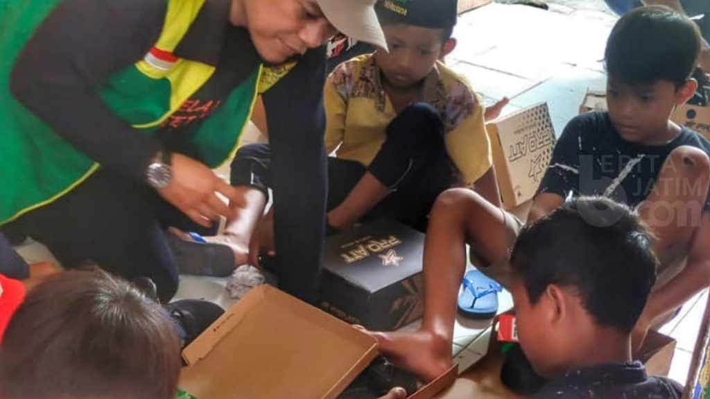 Senyum Bahagia Anak-anak Desa Terpencil Dapat Sepatu Baru dari Baznas Jombang