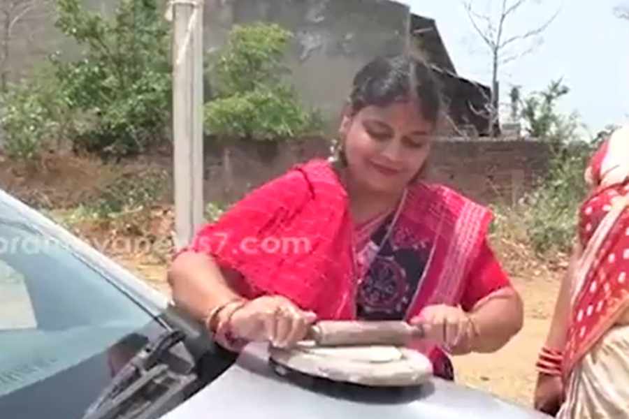 Viral, Wanita Ini Bikin Roti di Kap Mobil Akibat Panas Ekstrem