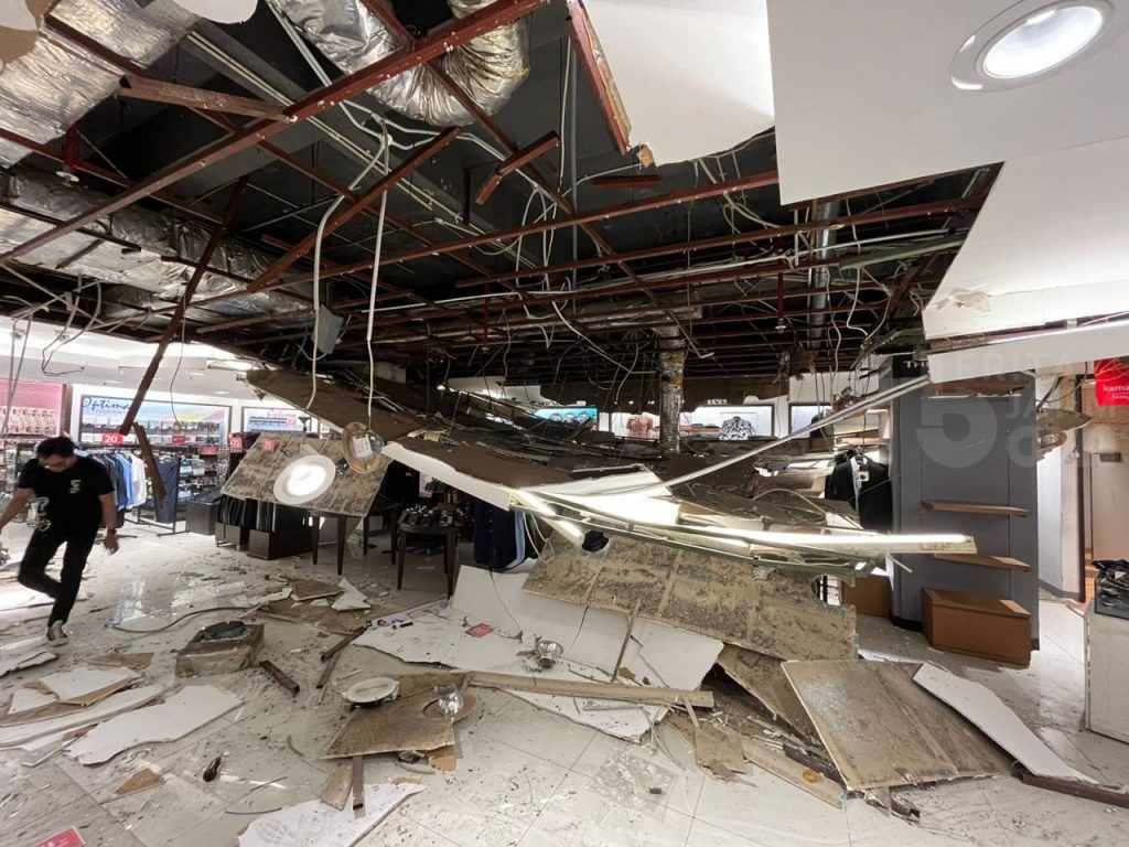 Plafon Matahari di Delta Plaza Surabaya Ambruk