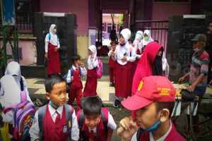 Hari Ini Senin 20 Januari 2025, Pemerintah Bakal Umumkan Kepastian Jadwal Libur Ramadan Ilustrasi. Pelajar di Lamongan yang berantusias kembali masuk sekolah, usai libur lebaran 1443 H, Senin (9/5/2022).