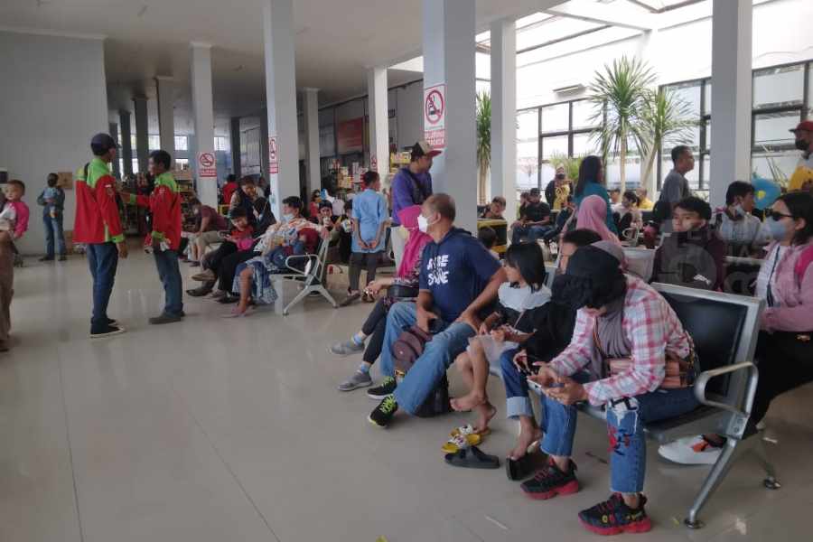Bus Terlambat Datang, Ratusan Penumpang Terlantar di Terminal Maospati Magetan
