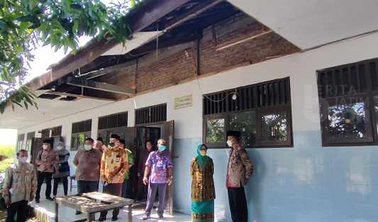 Bupati Mundjidah Cek Sekolah Rusak di Sumobito Jombang
