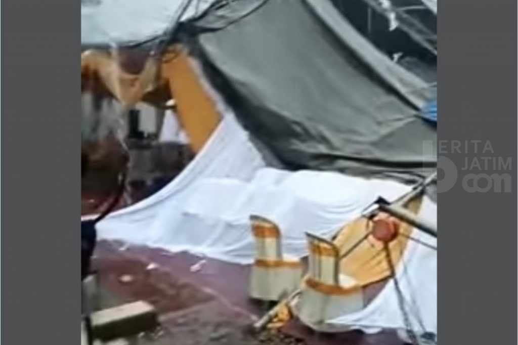 Tenda Hajatan di Kampung Inggris Kediri Roboh Diterjang Hujan Angin