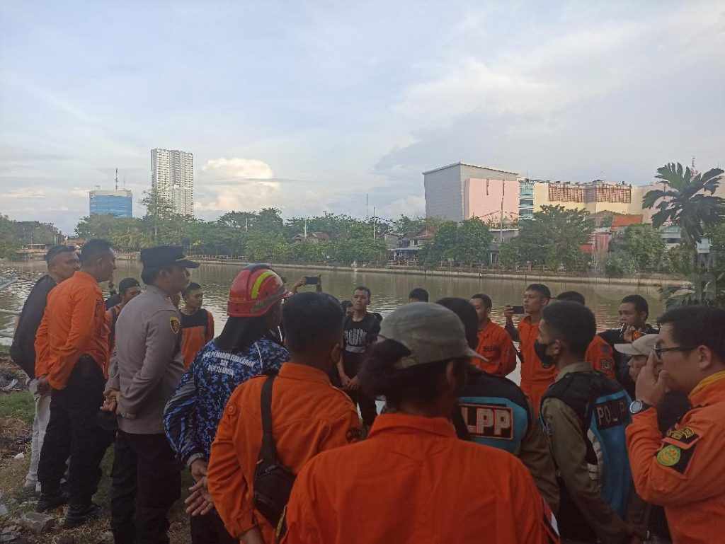 Perempuan Lompat di Kali Wonokromo Ditemukan Tertancap dalam Lumpur
