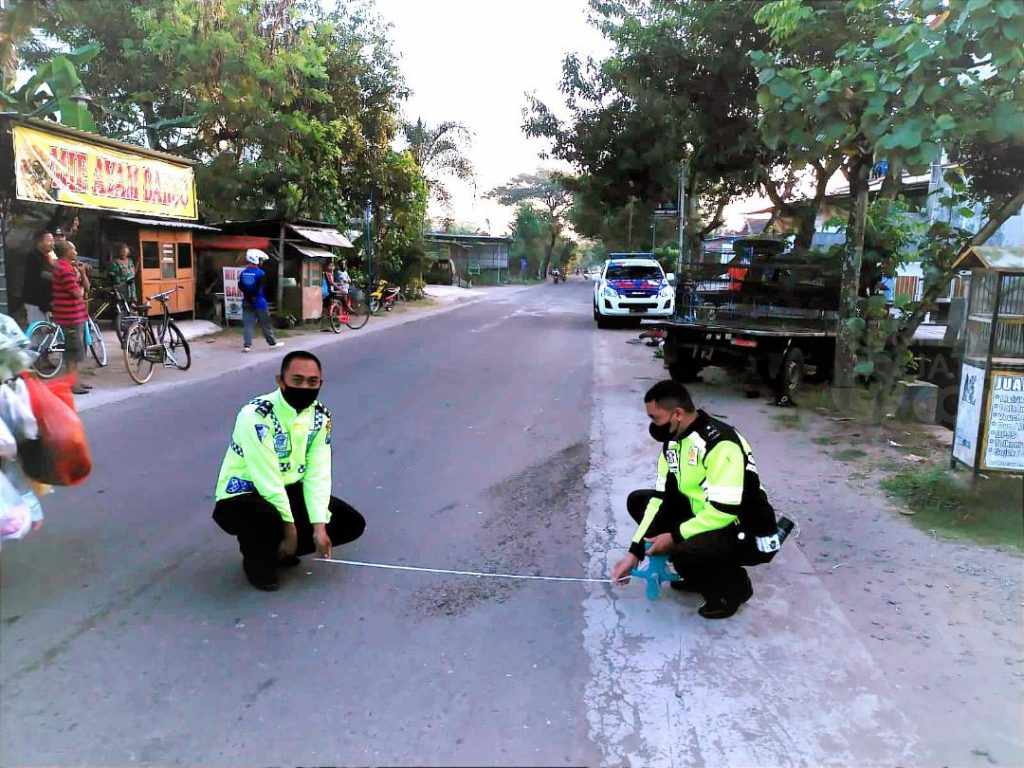 Terlalu ke Kanan, Mobil Pikap Hantam Motor dari Arah Depan