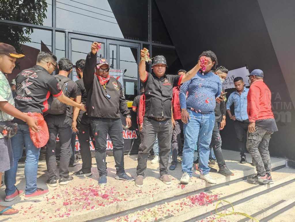 Ormas Maluku 1 Rasa Gelar Aksi Tabur Bunga di Holywings Gold Surabaya
