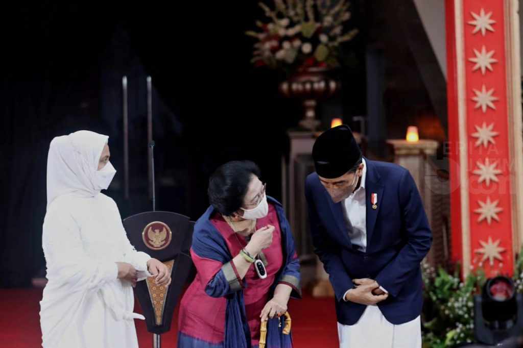 Megawati Diapit Jokowi dan Iriana dalam Peresmian Masjid At-Taufiq