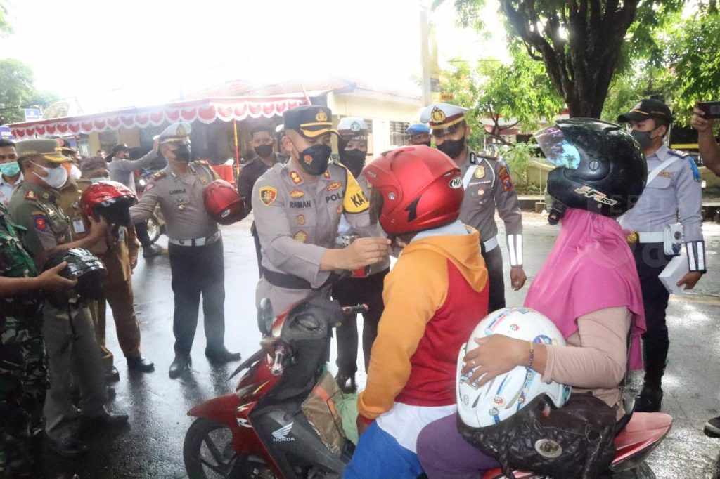 Kapolres Sumenep Beri Hadiah Helm pada Pengendara Tertib Lalu Lintas