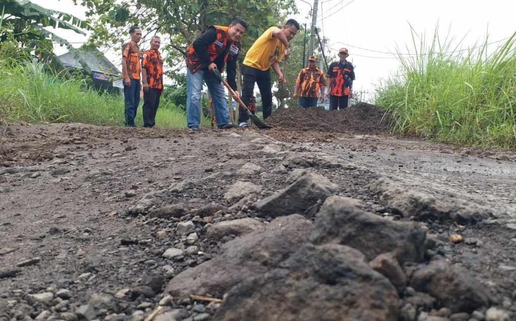 PAC PP Sukodono Sidoarjo dan PT Omah Berkah Karya Tambal Jalan Rusak