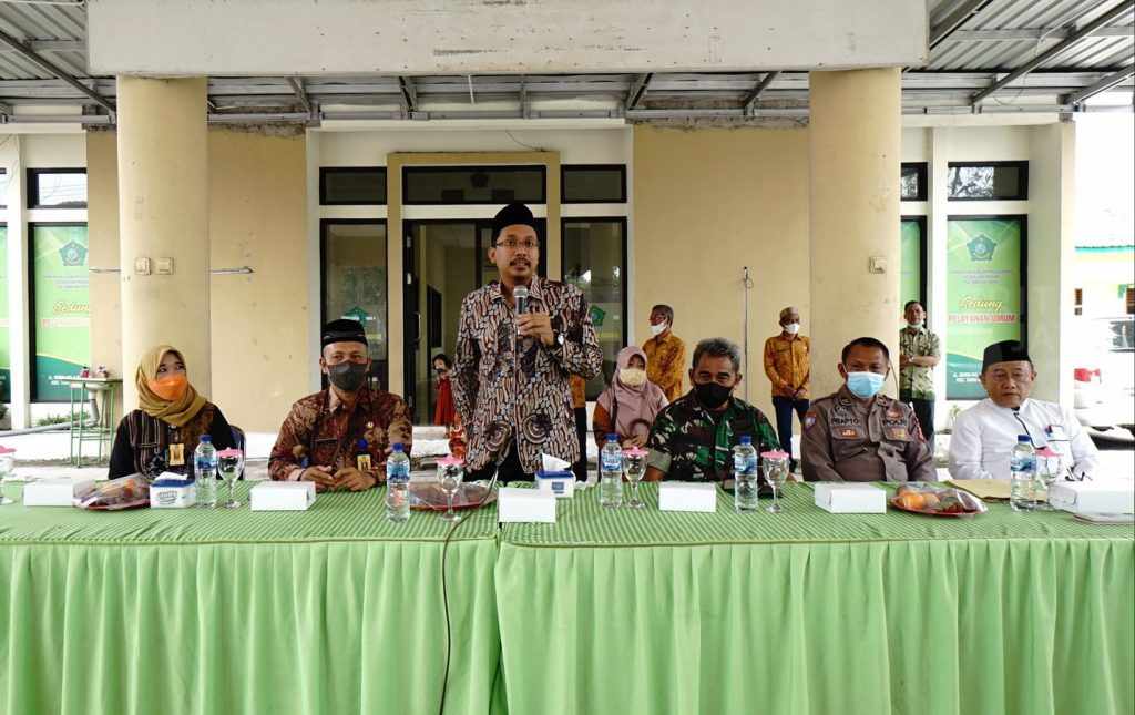 Gus Muhdlor Serahkan Bantuan Baznas ke Warga Klantingsari