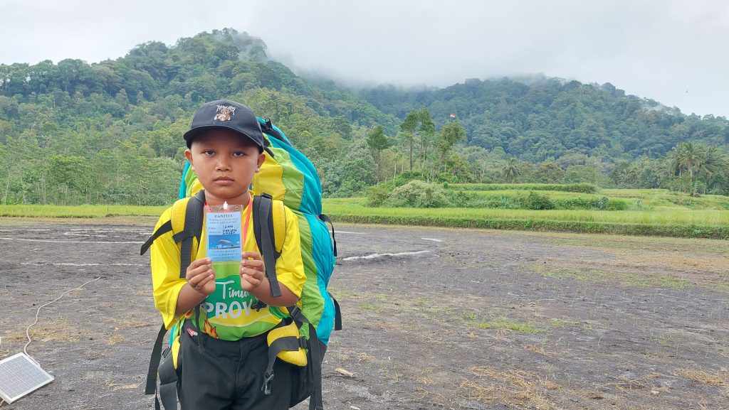 Mengenal Sosok Caddy Cilik Paralayang di Gunung Wayang Lumajang