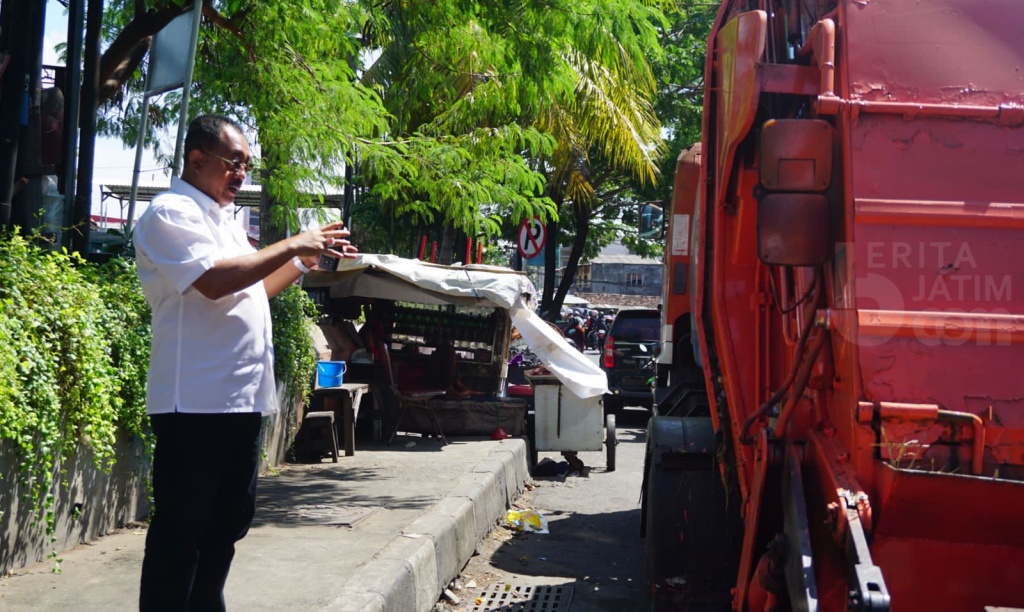 Cegat Truk Sampah Tak Layak dan Bau, Wawali Surabaya Akan Atur Jam Operasional