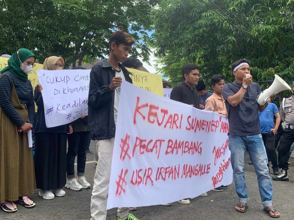 Jaksa Diduga Peras Keluarga Terdakwa Kasus Penipuan, Kejari Sumenep Didemo BPK