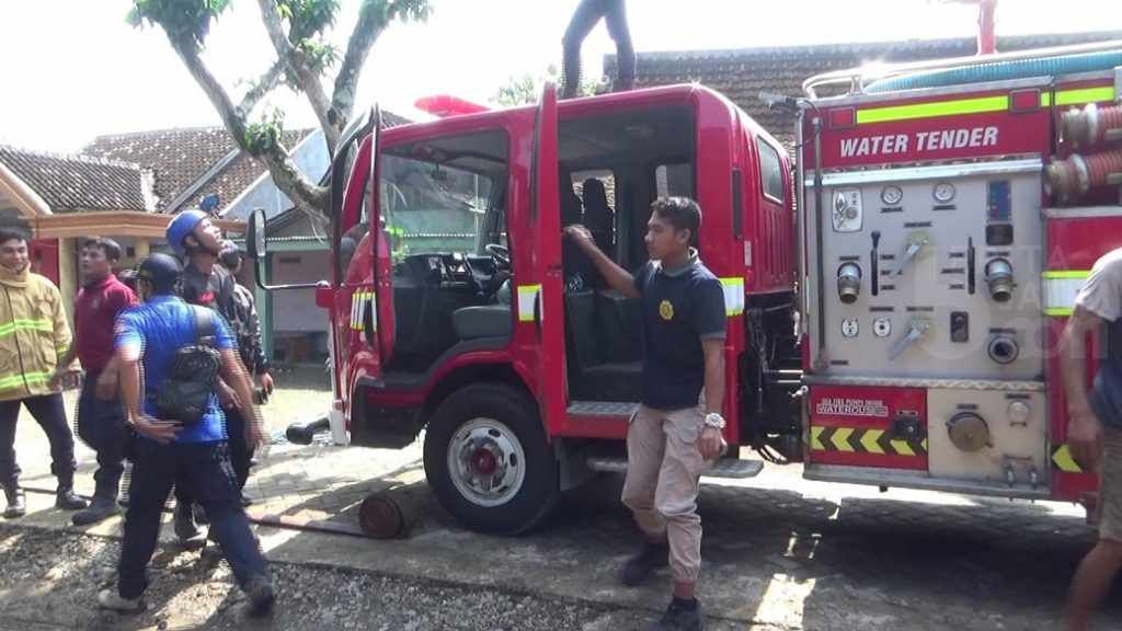Terhadang Motor Warga, Damkar Ngawi: Ini Musibah Bukan Tontonan