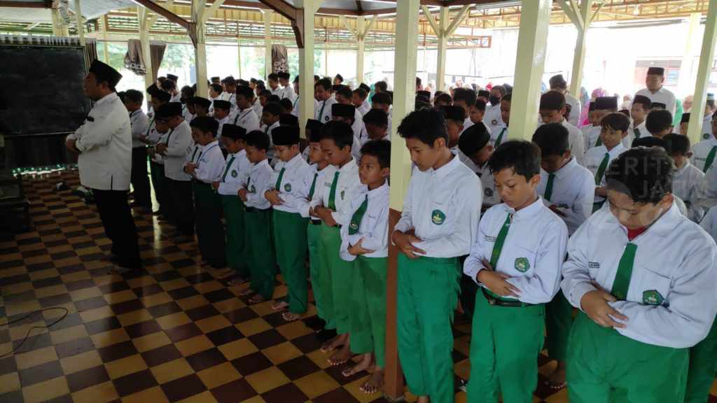 Ratusan Pelajar Madrasah Ibtidaiyah di Kediri Salat Gaib dan Doa Bersama untuk Eril