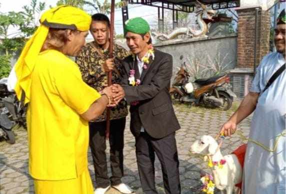 Nikahkan Pria dengan Domba, Anggota Dewan Gresik Minta Maaf