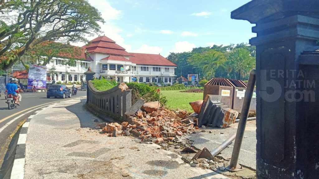 Mobil yang Tabrak Tembok Alun-alun Tugu Ditahan DLH Kota Malang