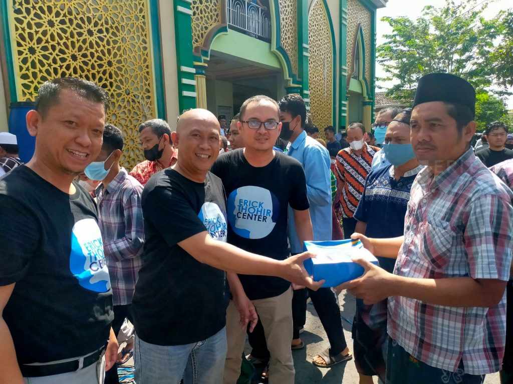 Relawan Erick Thohir Center Rayakan Jumat Berkah dengan Berbagi Nasi di Masjid Al-Khoirot Pucang
