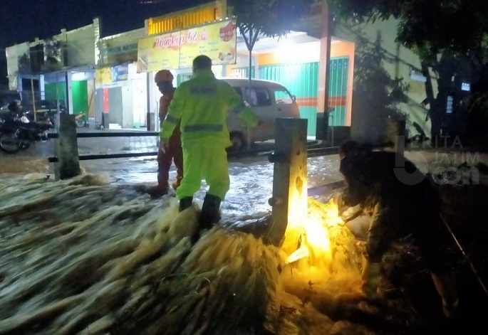 Drainase dan Saluran Air Sempit Bikin Jalan Sukowati Magetan Banjir Lagi