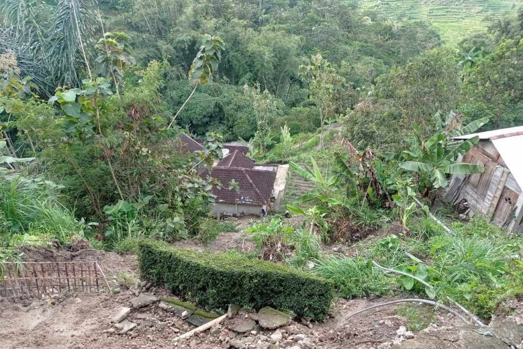 Diguyur Hujan 3 Jam, Tebing 50 Meter di Magetan Longsor dan Timpa Rumah Warga