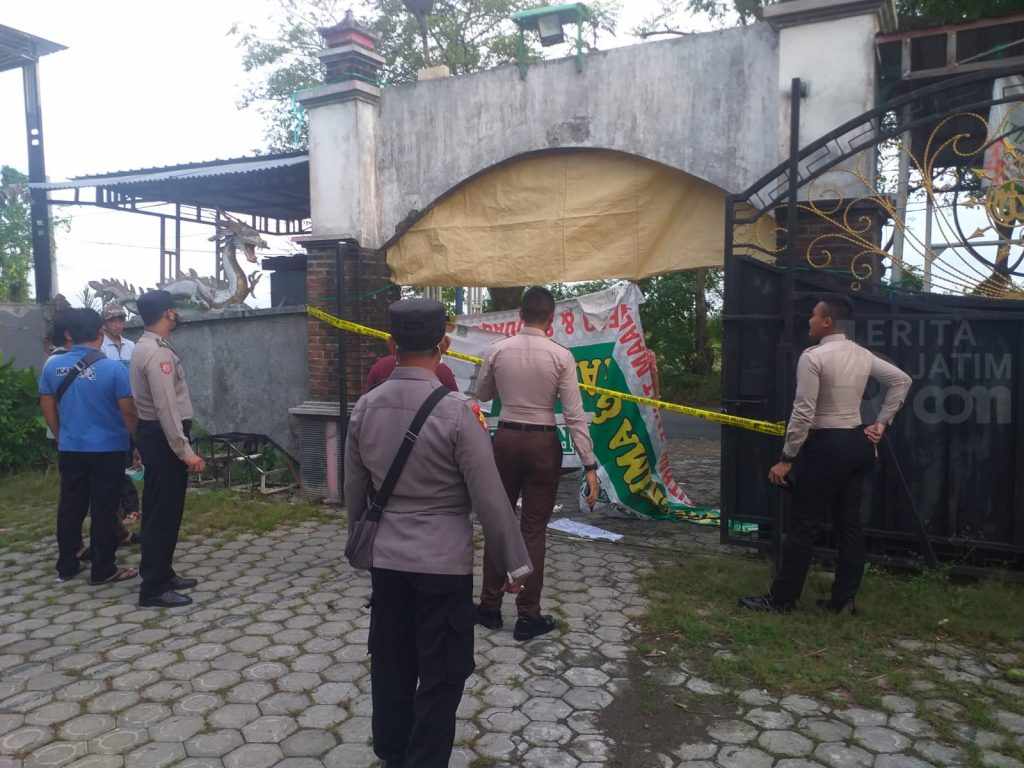 Pesanggrahan Keramat Milik Oknum Anggota DPRD Gresik Dipasangi ‘Police Line’
