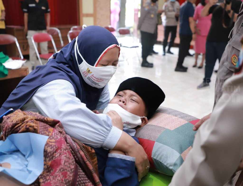 HUT Bhayangkara ke-76, Polres Kediri Gelar Sunatan Massal, Vaksinasi dan Pengobatan Gratis