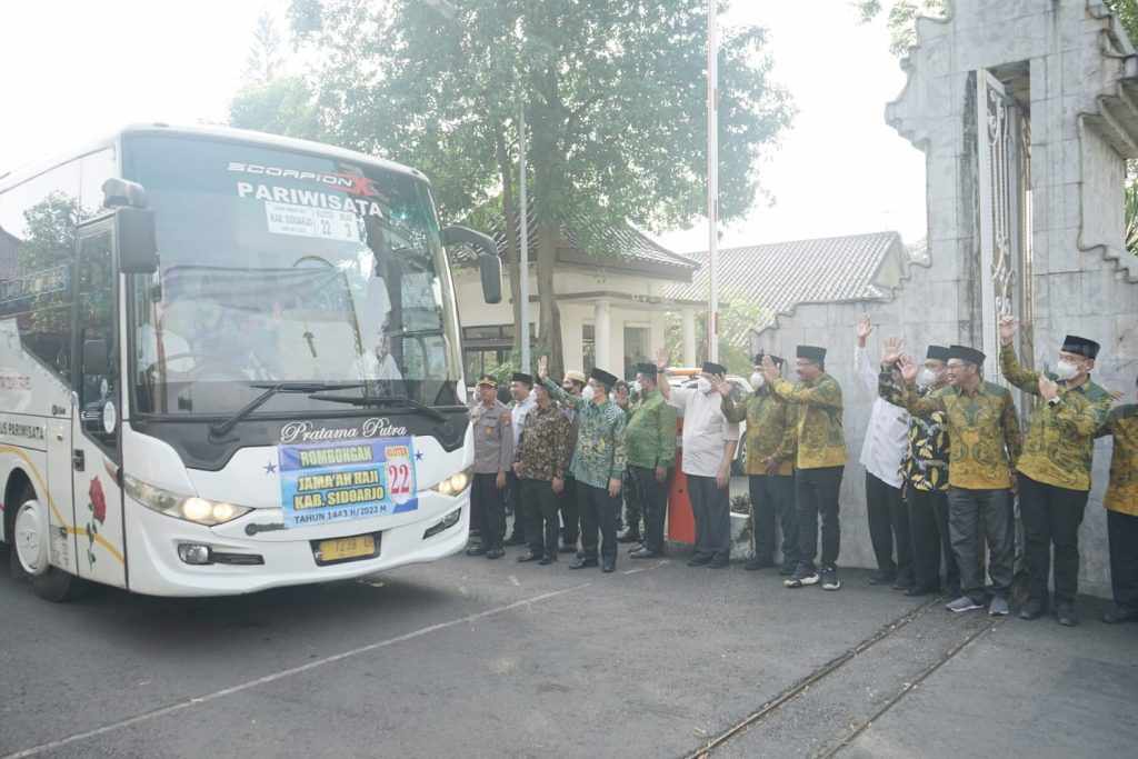 Gus Muhdlor Lepas Keberangkatan Calon Jemaah Haji Kloter 22 dan 23