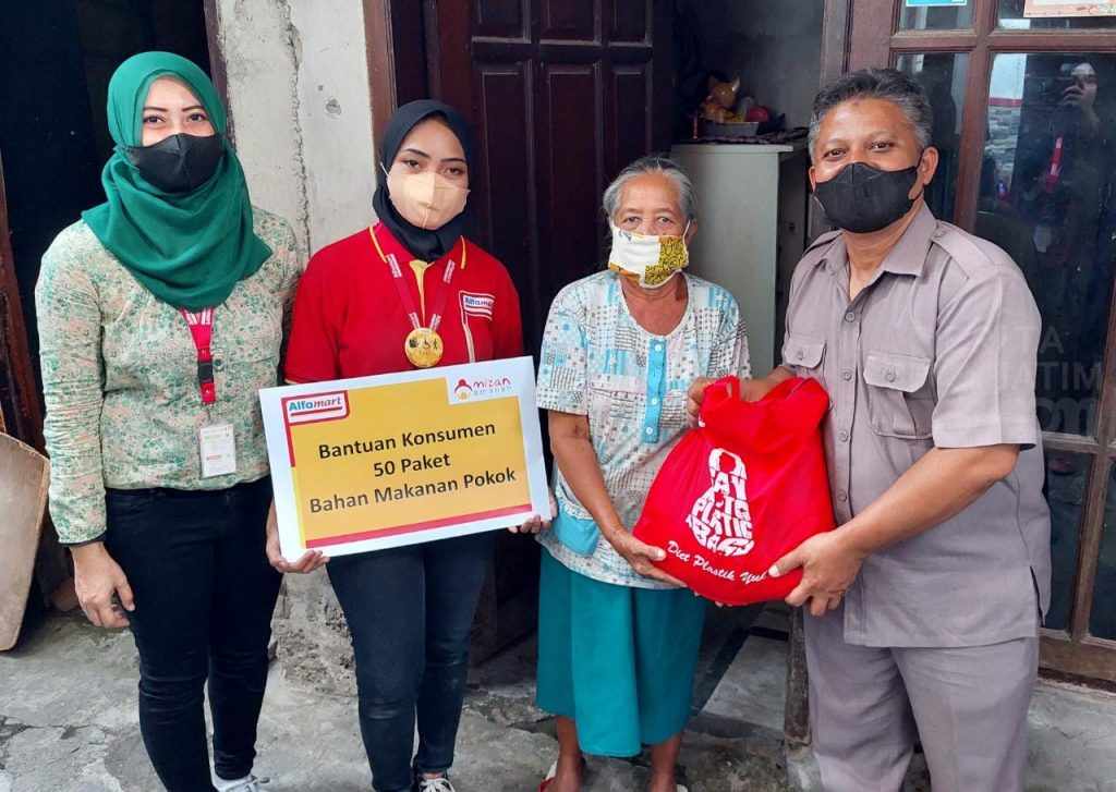 Alfamart Bagikan Sembako Untuk Para Lansia Surabaya