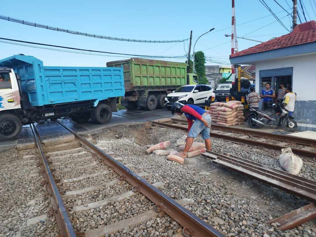 Truk Terperosok di Cerme Gresik, Perjalanan Kereta Api Lintas Utara Terganggu