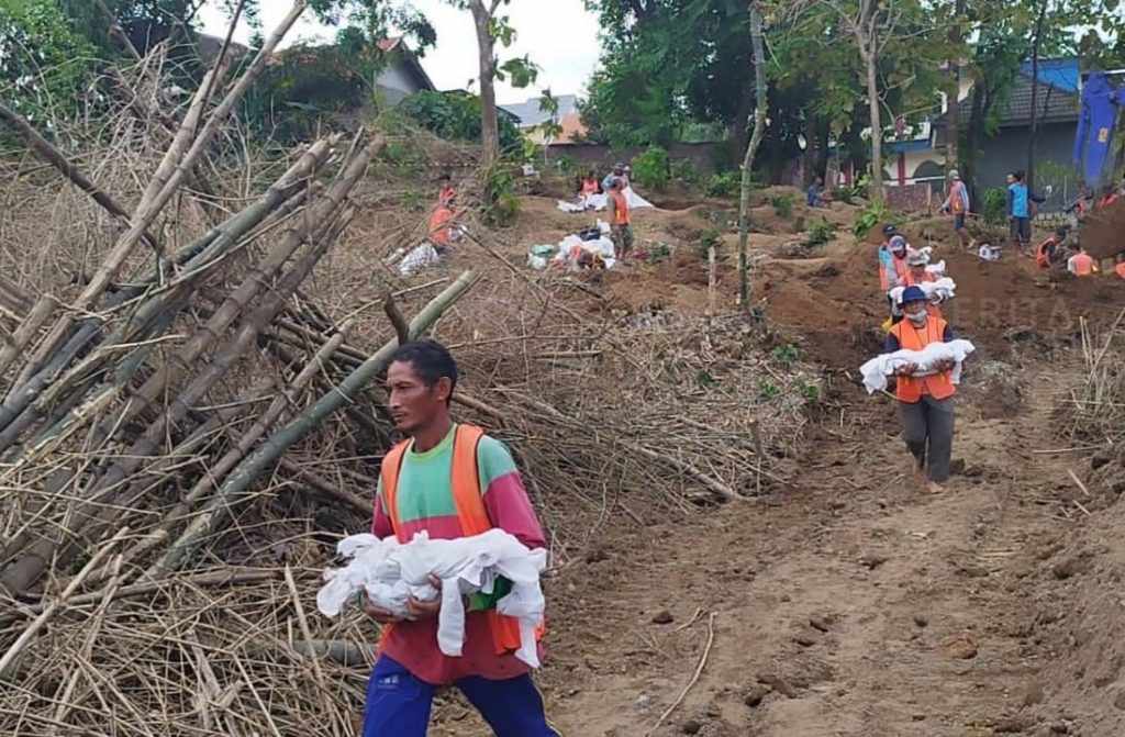 Terimbas Pembangunan Tol KLBM, 390 Makam di Wringinanom Gresik Dibongkar