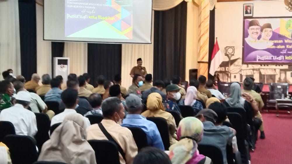 Gus Ipul Berlakukan Standar Operasional Bagi PKL Berdagang di Alun-alun Kota Pasuruan