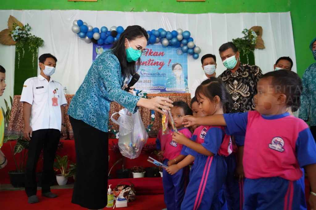 Harganas 2022, Mbak Cicha Ajak Pelajar TK Makan Olahan Ikan untuk Cegah Stunting