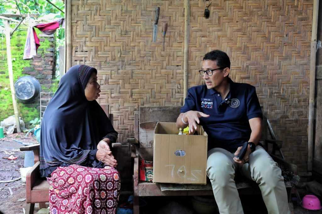 Dikunjungi Menparekraf Sandiaga, Nenek Painah Terharu