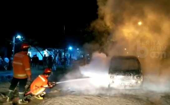 Mobil Carry Ludes Terbakar di Gresik, Pengemudi Terluka