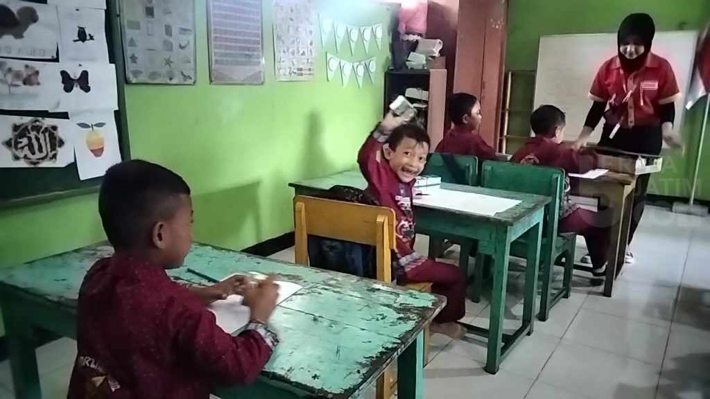 Dukung Pemenuhan Gizi Anak, Alfamart Bagikan 22 Dos Susu untuk Siswa TK dan SD di Mojokerto