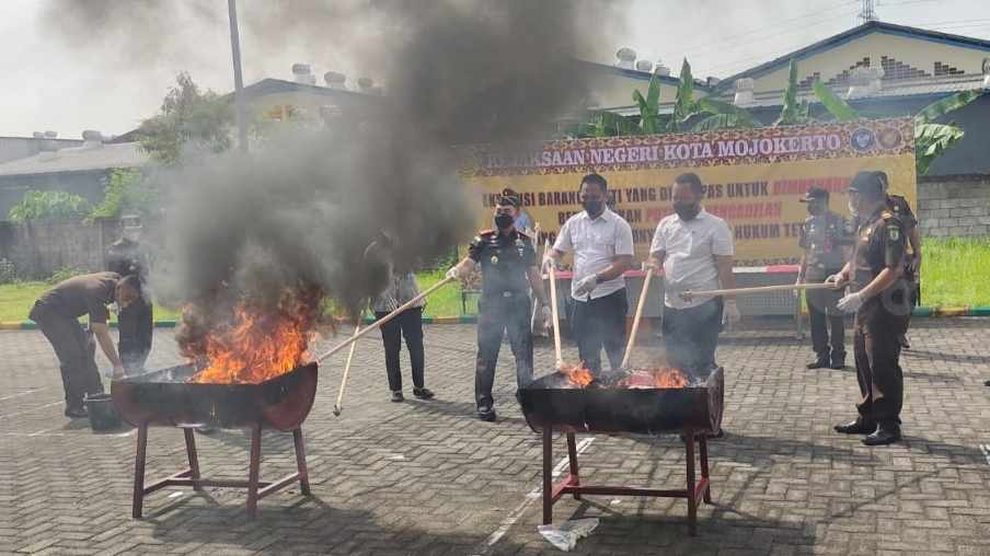 Berbagai Jenis Barang Bukti Dimusnahkan Kejari Kota Mojokerto