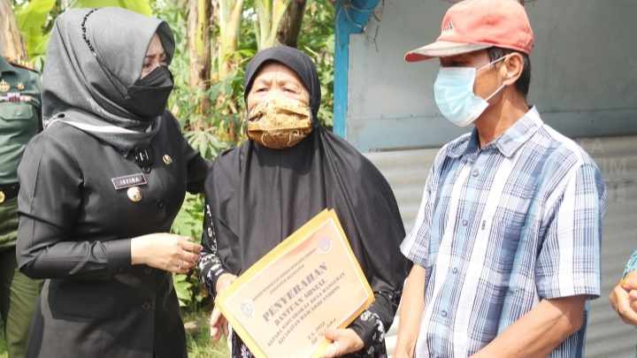 Bupati Mojokerto Beri Bantuan Korban Bencana Angin Kencang