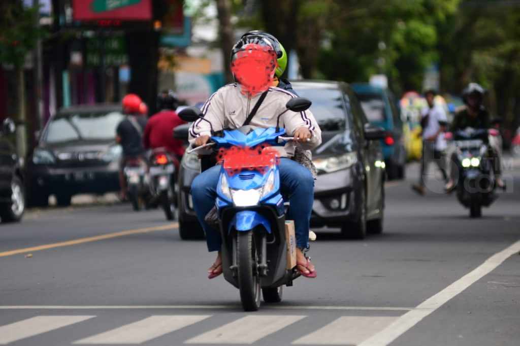 Bisa Ditilang, Jangan Pakai Sandal Jepit Saat Berkendara Motor