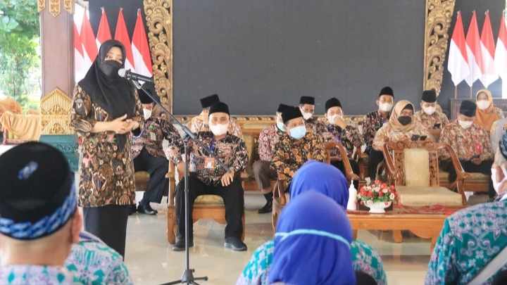 Berangkatkan Jemaah Haji Kloter 19, Bupati Mojokerto Ingatkan Selalu Pakai Masker