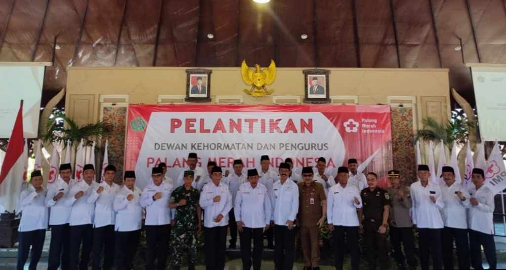 Imam Utomo Kukuhkan Pengurus PMI Pamekasan 2022/2027