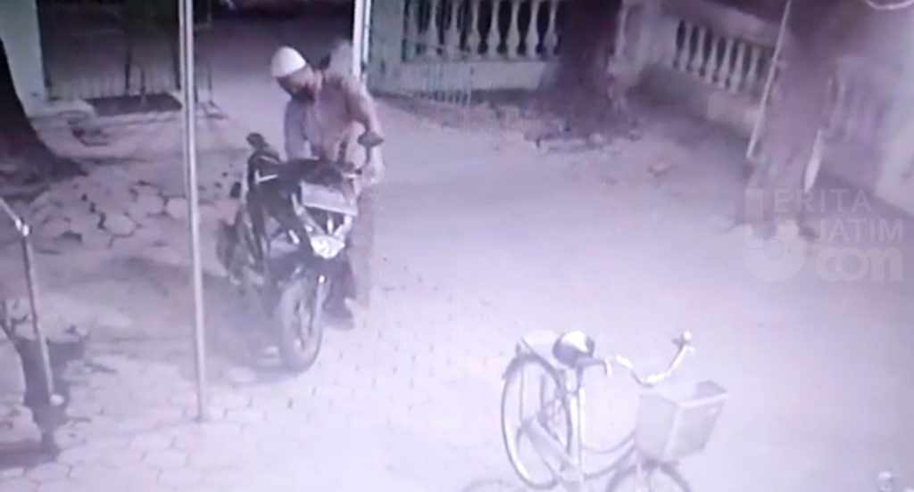 Nyamar Jadi Jemaah, Maling Gasak Honda Beat di Parkiran Masjid di Pasuruan