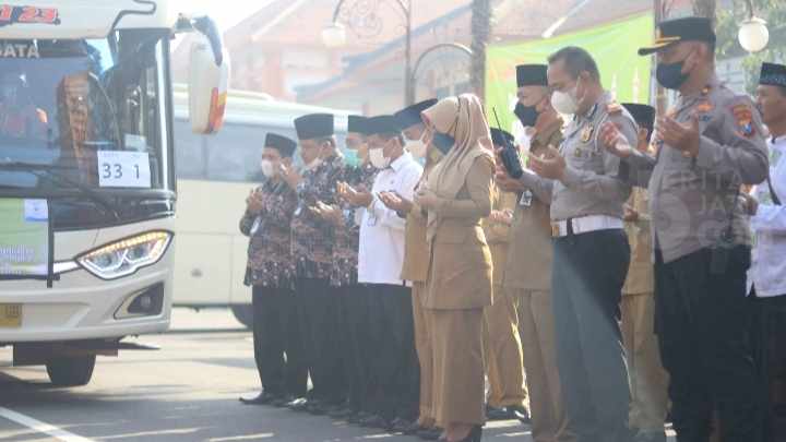 Calon Jemaah Haji Kloter 33 Diberangkatkan Bupati Mojokerto