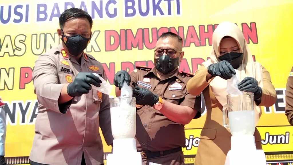 Kejari Kabupaten Mojokerto Lakukan Pemusnahan Barang Bukti Kasus Pidana Berkekuatan Hukum Tetap